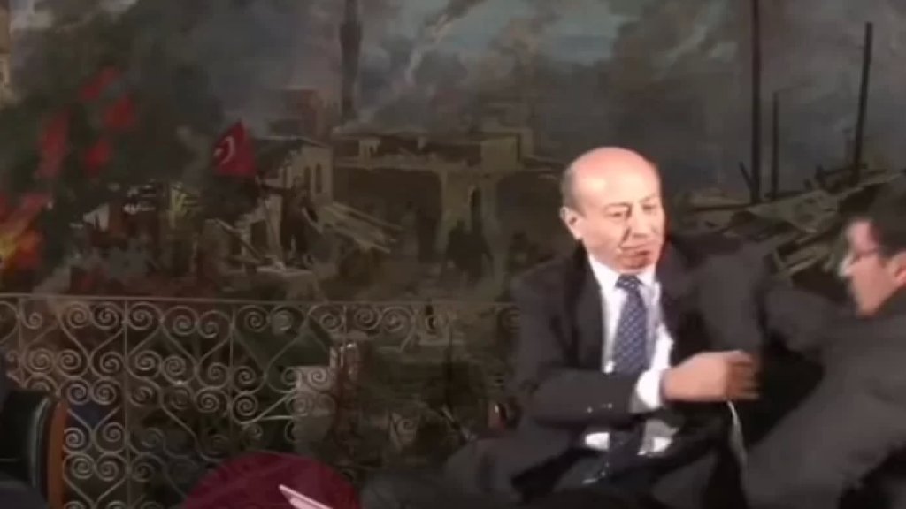 بالفيديو/ مذيع تركي يعتدي على المصور خلال لقاء مباشر.. ضربه بقوة واستمر بإجراء المقابلة بشكل طبيعي!