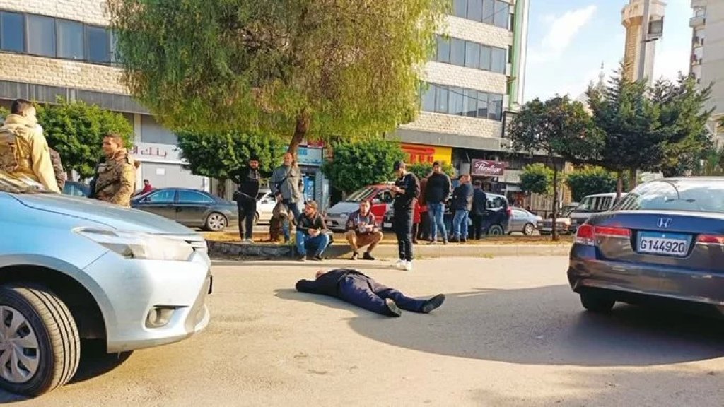 احتجاجاً على الاوضاع المعيشية ..مواطن يقطع الطريق بجسده أمام سرايا طرابلس!