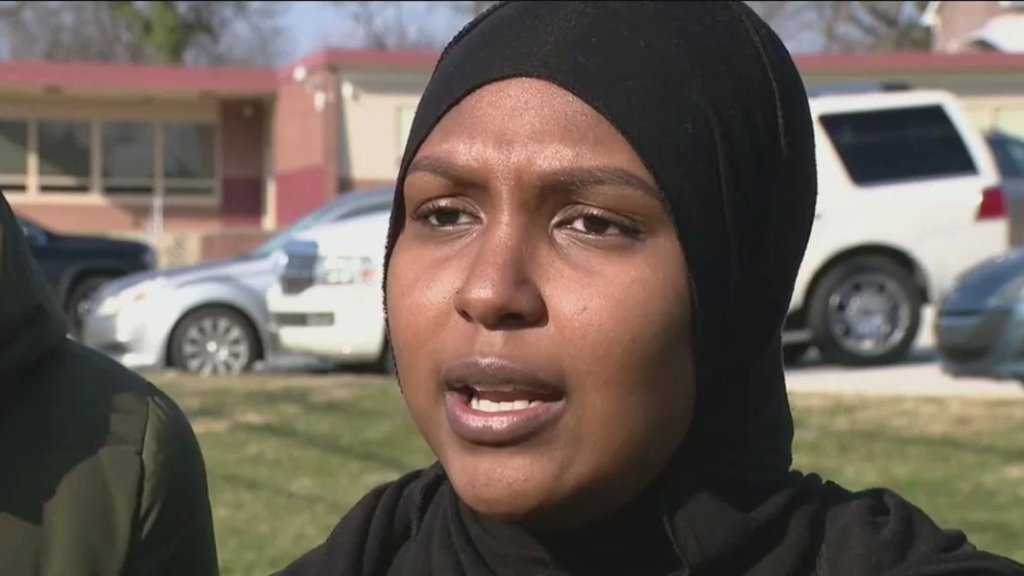 بالفيديو/ &quot;أريد رؤية الدموع في عينيك&quot;.. مُعلمة أمريكية تُجبر طالبًا مسلمًا على الركوع والتوسل إليها!