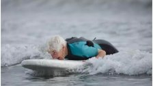 &quot;مصدر إلهام&quot;.. تسعينية تمارس رياضة ركوب الأمواج في نيوزيلندا!