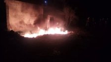 إندلاع حريق في أنبوب نقل النفط الخام في العبدة بالقرب من المنازل.. والأهالي يناشدون الدفاع المدني إخماده!