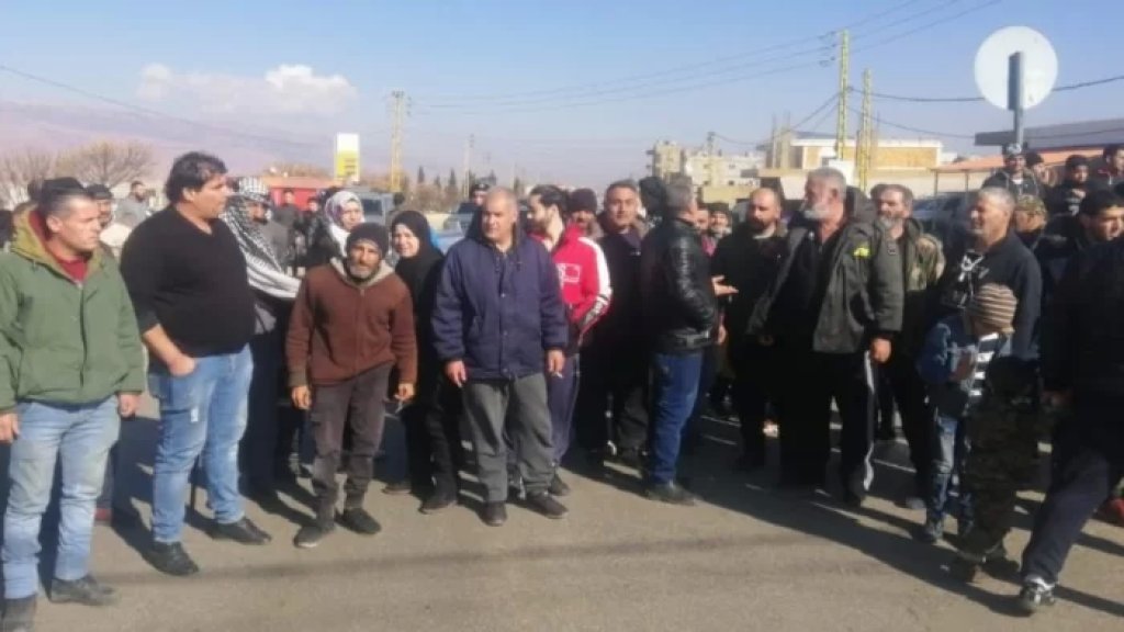 أهالي يونين قطعوا الطريق الدولية احتجاجاً على انقطاع الكهرباء: "سنلجأ إلى خطوات تصعيدية قد تصل إلى قطع خط التوتر العالي الذي يمر بالبلدة"