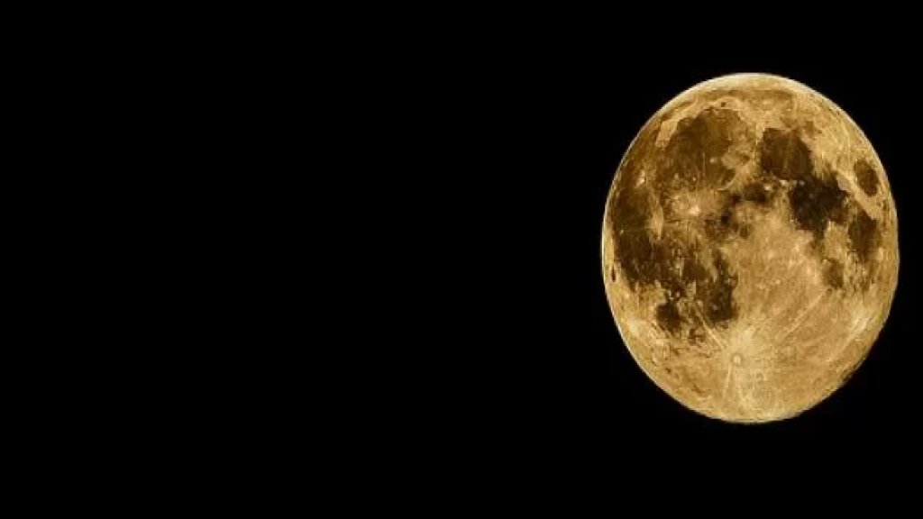 القمر بصحبة الشمس.. سماء العالم العربي تشهد مساء اليوم الأحد أول ظاهرة فلكية في عام 2022!