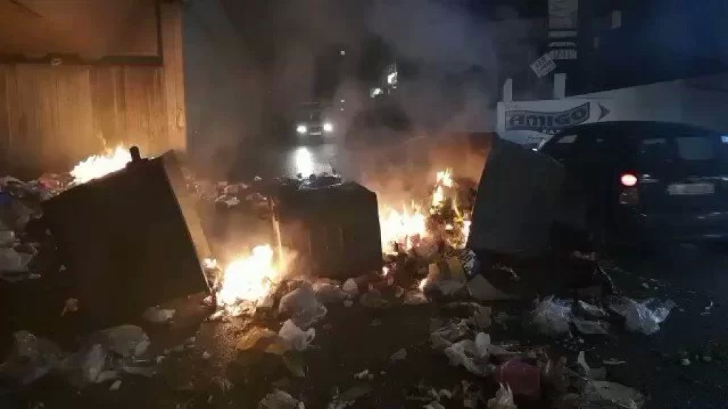 بالفيديو/ قطع طريق زوق مصبح - يسوع الملك إحتجاجا على تردي الوضع المعيشي وارتفاع سعر الدولار وصفيحة البنزين