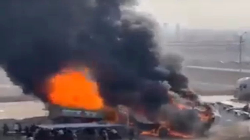 بالفيديو/ حادث مرور مروّع في شوارع القاهرة.. 10 سيارات احترقت بالكامل!