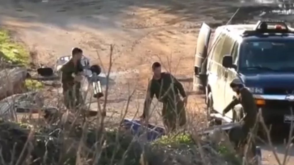 بالفيديو/ جنود الإحتلال الإسرائيلي يجمعون بقايا بلاستيكية وحديد و&quot;تنك&quot; من المكب الجانبي للنفايات قرب مستعمرة &quot;شتولا&quot; مقابل عيتا الشعب!