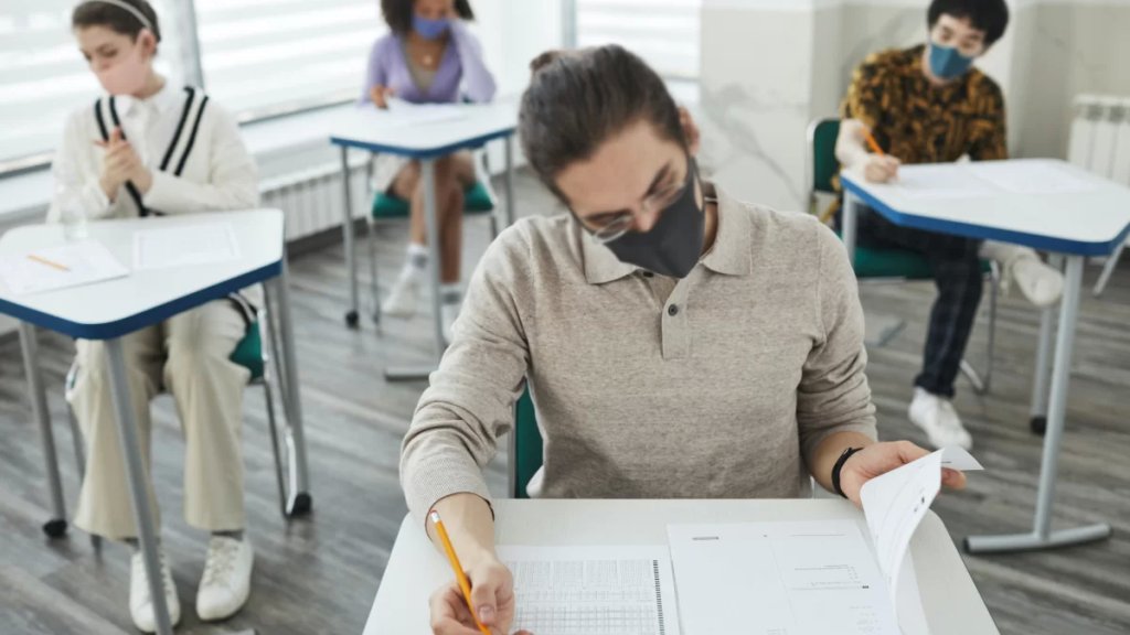 بالصورة/ جامعة تطلب من طلابها إمضاء تعهّد "بشرفهم" بأنهم لا يشكون من عوارض.. لإجراء الإمتحانات حضوريًا في لبنان!