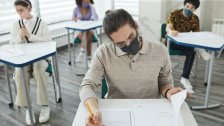 بالصورة/ جامعة تطلب من طلابها إمضاء تعهّد "بشرفهم" بأنهم لا يشكون من عوارض.. لإجراء الإمتحانات حضوريًا في لبنان!