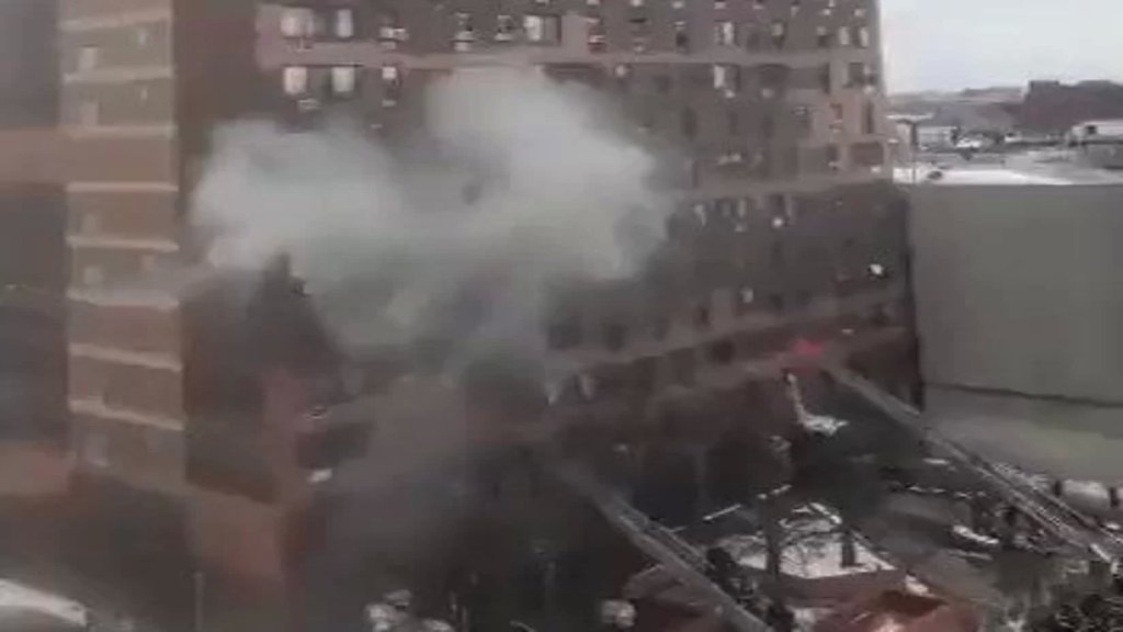 بالفيديو/ مقتل ما لا يقل عن 19 شخصا بينهم 9 أطفال في حريق بمبنى سكني بنيويورك الأمريكية