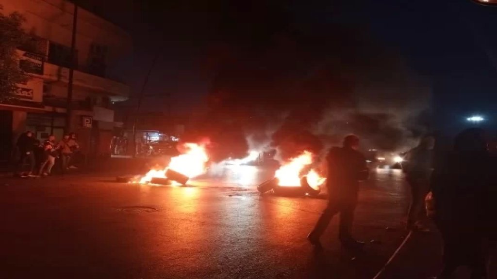 محتجون أقفلوا ساحة النجمة في صيدا بالاطارات المشتعلة