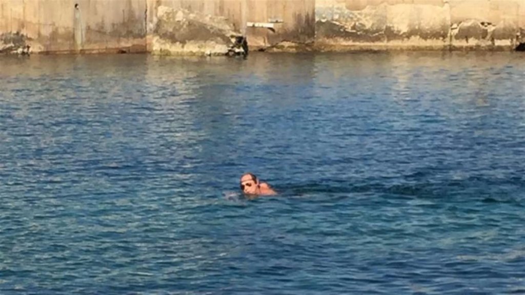 بالصورة/ في يوم ميلاده السادس والثمانين.. الرئيس الأسبق إميل لحود يتدرّب على السباحة
