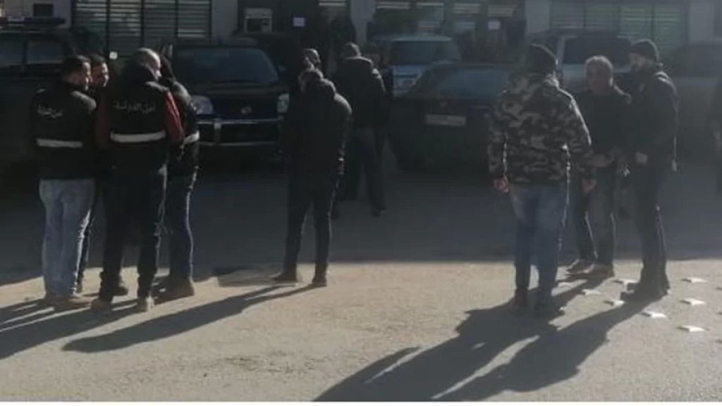 المزيد من التفاصيل حول حادثة المصرف في جب جنين: يحتجز عشرات الموظفين والزبائن ويهدد بالحرق والتفجير في حال عدم التجاوب.. والقوى الأمنية تتفاوض! 