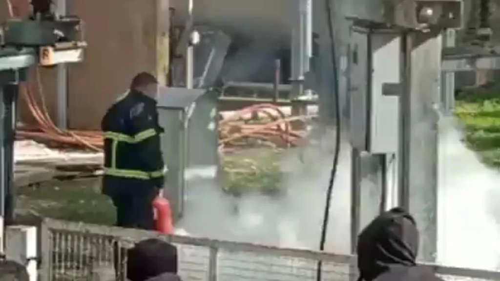 بالفيديو/ اندلاع حريق جراء انفجار محول للكهرباء في محطة كهرباء طريق الجديدة.. وفوج إطفاء بيروت يعمل على اخماده