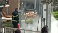 بالفيديو/ اندلاع حريق جراء انفجار محول للكهرباء في محطة كهرباء طريق الجديدة.. وفوج إطفاء بيروت يعمل على اخماده