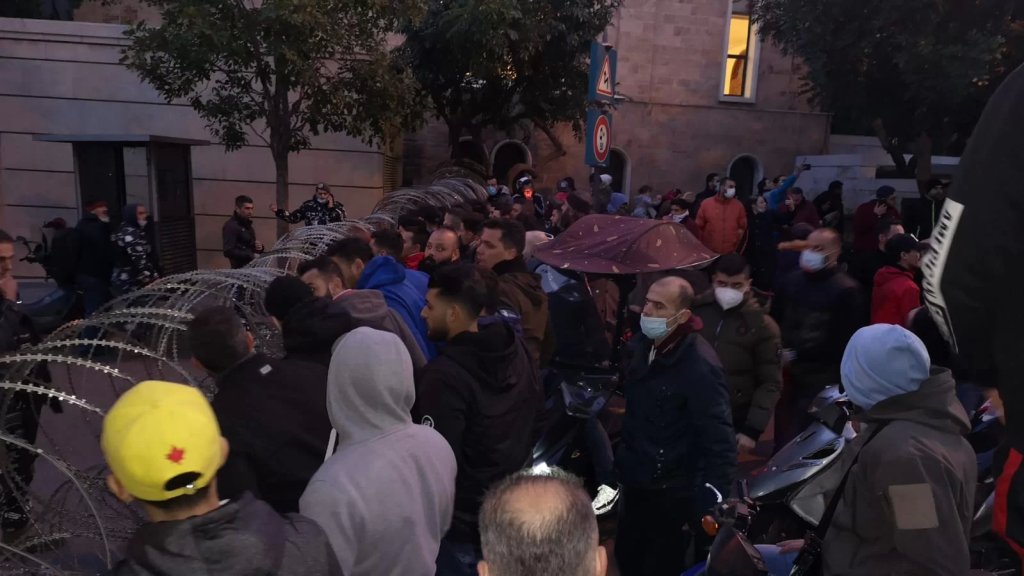 بالفيديو/ مسيرات سيارة تجوب شوارع بيروت دعماً للحريري.. وتجمع أمام بيت الوسط!