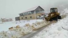 الثلوج تغطي المرتفعات الجبلية في عكار والجرافات تعمل على فتح الطرق
