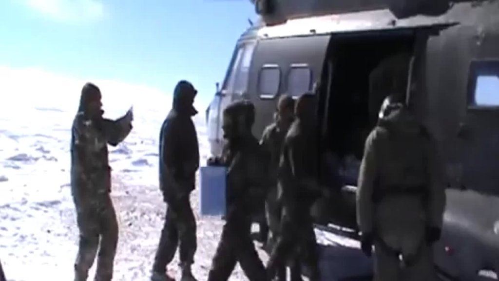 بالفيديو/ طوافات الجيش تقوم بإيصال المواد الغذائية وتبديل العسكريين في المراكز المعزولة جراء تراكم الثلوج