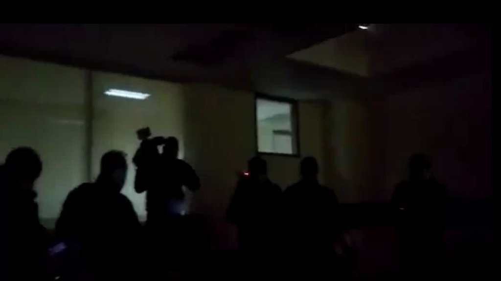 بالفيديو/ انقطاع الكهرباء في وزارة الطاقة قبل بدء التوقيع على الاتفاقيتين لاستجرار الكهرباء من الأردن عبر سوريا إلى لبنان!