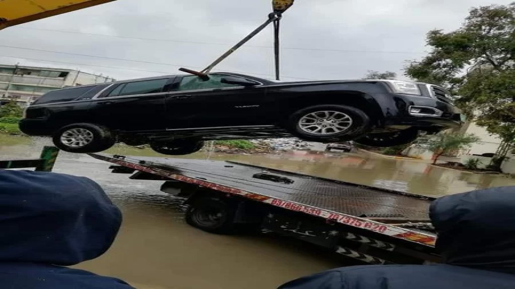 في بلدة تول.. إنتشال سيارة غرقت بسبب الأمطار 