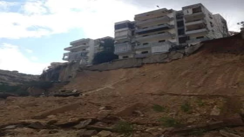 بالفيديو/ انهيار حائط دعم لمبنيين في الغازية ليلاً.. والأهالي يناشدون!