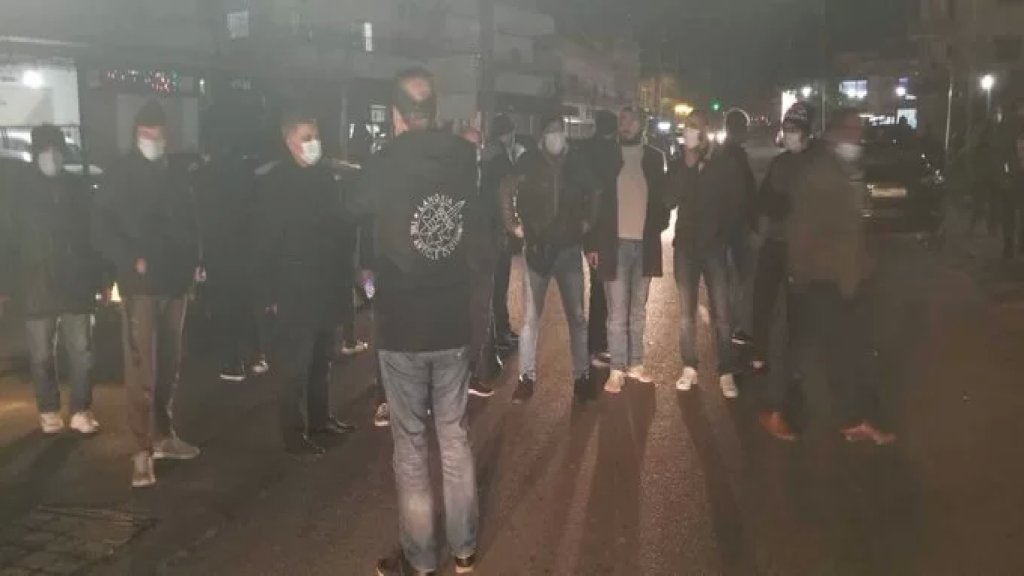 اقفال الطربق في الدوير من قبل الاهالي الغاضبين إحتجاجاً على قيام صاحب مولد اشتراك بقطع الخطوط عن الاهالي!