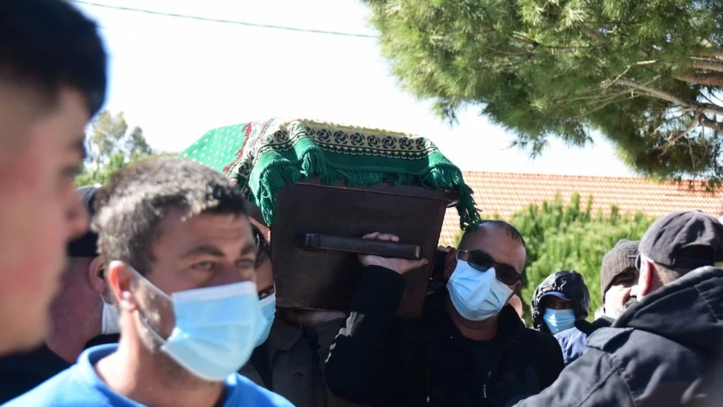 بالصور والفيديو/ استقبلته بنت جبيل بحفاوة حنين وحسرة.. علي شرارة (أبو عدنان) عاد من غربته من الكويت ليعانق ثرى مدينته إلى الأبد