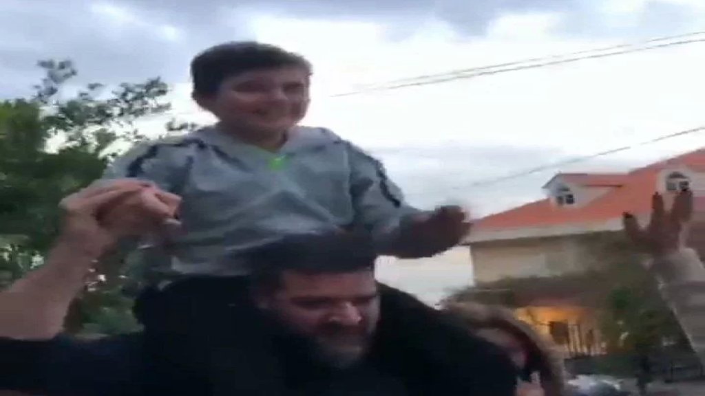 بالفيديو/ عائلة الطفل ريان كنعان الذي كان مخطوفاً تستقبله بنثر الأرز والزغاريد