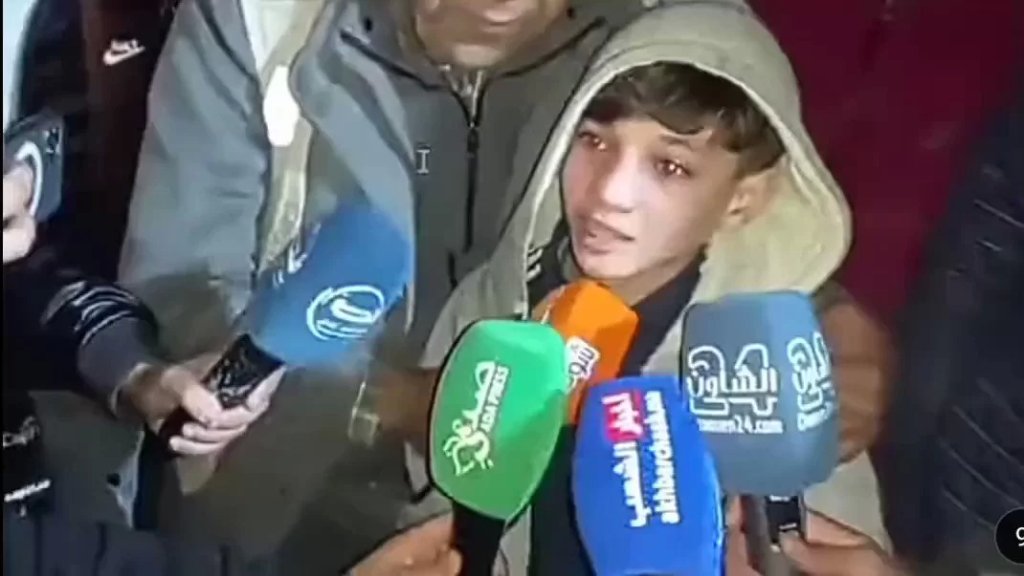 بالفيديو/ طفل مغربي يبكي بحرقة لأنه مُنع من النزول في الحفرة لمساعدة الطفل ريان: قالت لي أمي أنها راضية عني