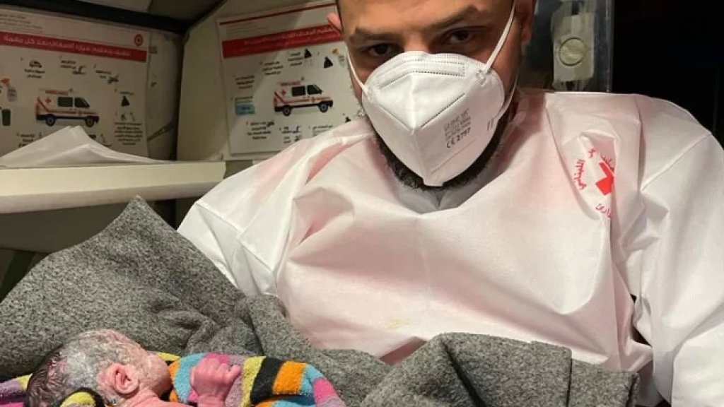 ولادة داخل الخيمة.. عناصر الصليب الأحمر لبوا إستغاثة إحدى الحوامل في مخيم للنازحين في الشواكير صور!