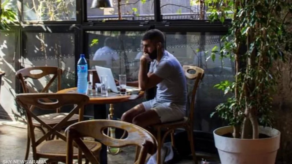 بغياب الكهرباء.. مقاهي بيروت تتحول لمكتبات ومكان لشحن الهواتف والحواسيب!