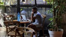 بغياب الكهرباء.. مقاهي بيروت تتحول لمكتبات ومكان لشحن الهواتف والحواسيب!