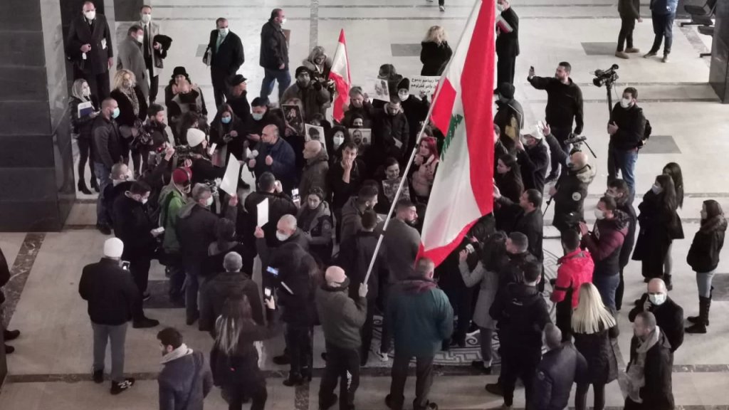 قرار بفض اعتصام أهالي ضحايا إنفجار المرفأ في قصر العدل.. وعقيد يتمنع عن التنفيذ: "هؤلاء أهالي شـ.هد/ء ولن يصل الأمر إلى استخدام القوّة"!