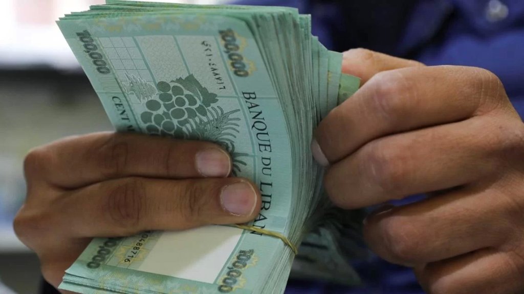 أوراق نقدية قديمة ومهترئة من الليرة اللبنانية في بعض الصرافات الآلية
