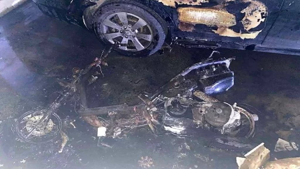  كانوا مركونين داخل موقف.. إحتراق سيارتين ودراجة نارية في أدونيس!