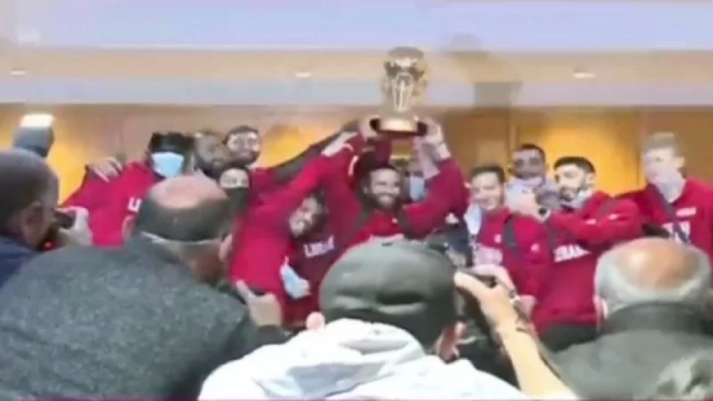 بالفيديو/ &quot;رجال الأرز&quot; في مطار بيروت بعد إحرازهم لقب أبطال العرب في كرة السلة  