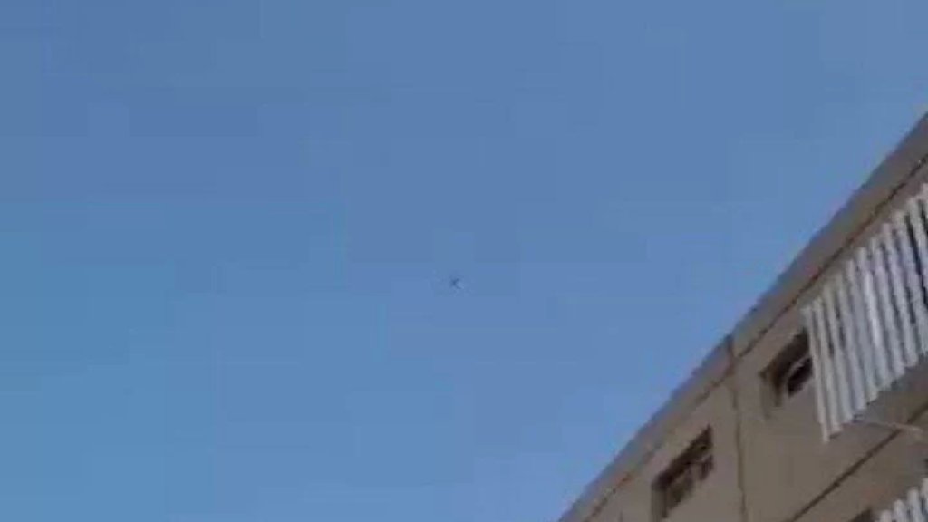 بالفيديو/ دوي صافرات الإنذار..  الإحـ.تلال يستدعي طائرات ومروحيات حربية بعد "تسلل مسيّرة من لبنان"
