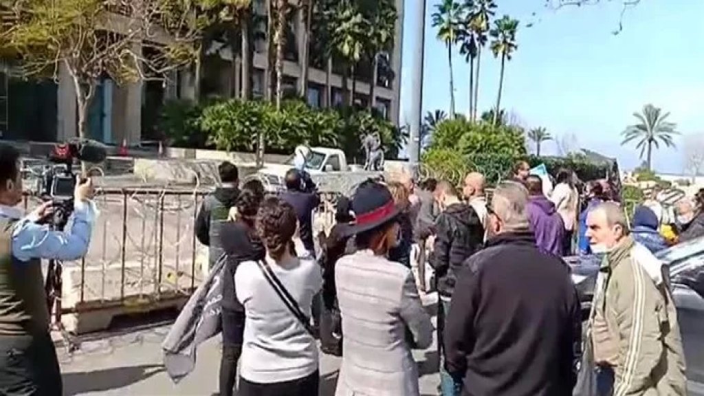 اعتصامٌ لمتظاهرين أمام منزل ميقاتي في بيروت