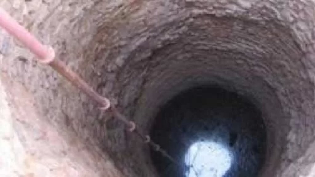 بالصور/ على عمق يلامس الـ٦ امتار تقريباً.... الدفاع المدني ينقذ 3 اشخاص سقطوا داخل بئر للمياه في مشمش - جبيل واحدهم بحالة انعاش قلبي رئوي