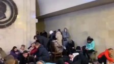 بالفيديو/ أوكرانيون يحتمون في محطة مترو في مدينة خاركيف