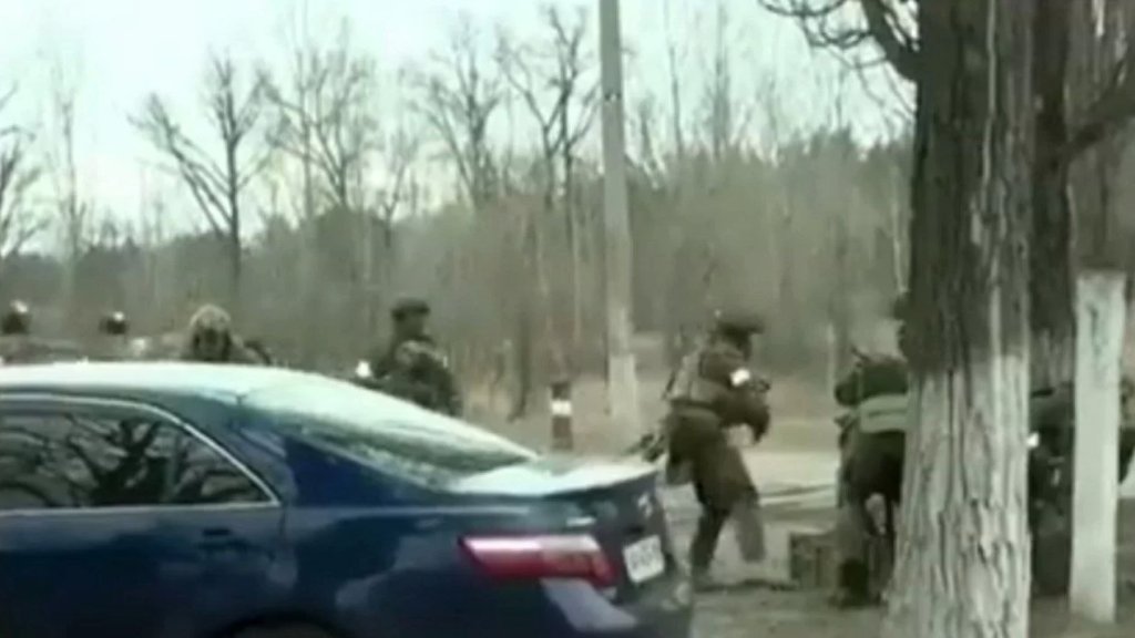 بالفيديو/ الـCNN تنقل صورا من مطار هوستوميل قرب كييف وتقول أن القوات الروسية سيطرت عليه عبر إنزال جوي