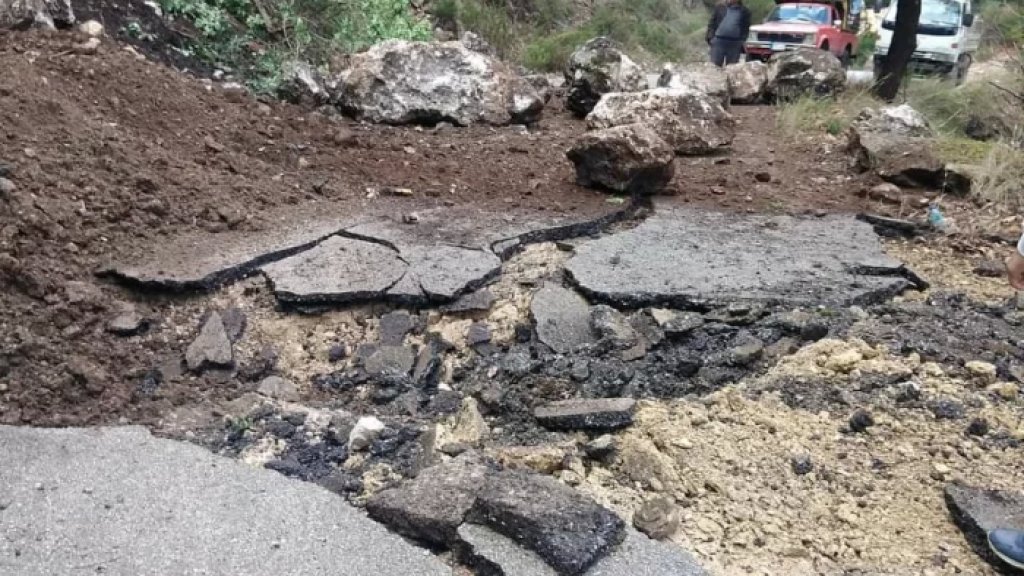 الوحيدة التي تربط المنطقة بالمناطق الأخرى.. إنهيار الطريق المؤدية إلى أعالي جرود الضنية بسبب السيول!