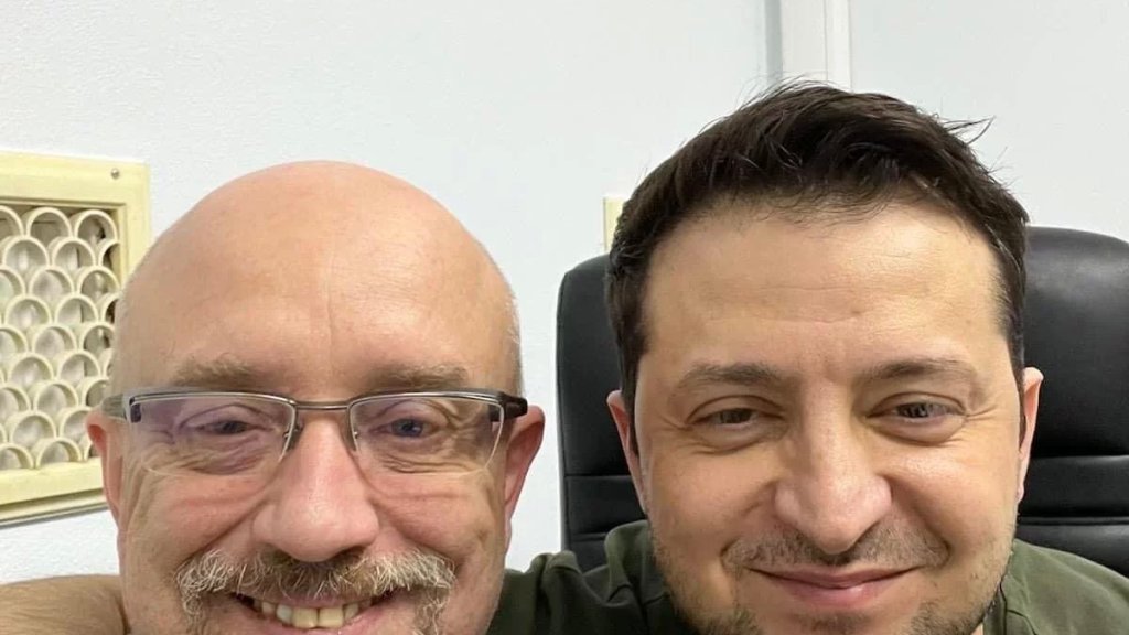 وزير الدفاع الأوكراني ينشر صوره له مع الرئيس الاوكراني:أوكرانيا ستنتصر... ننصح المحتلين بالعودة إلى ديارهم. لم يفت الوقت بعد"