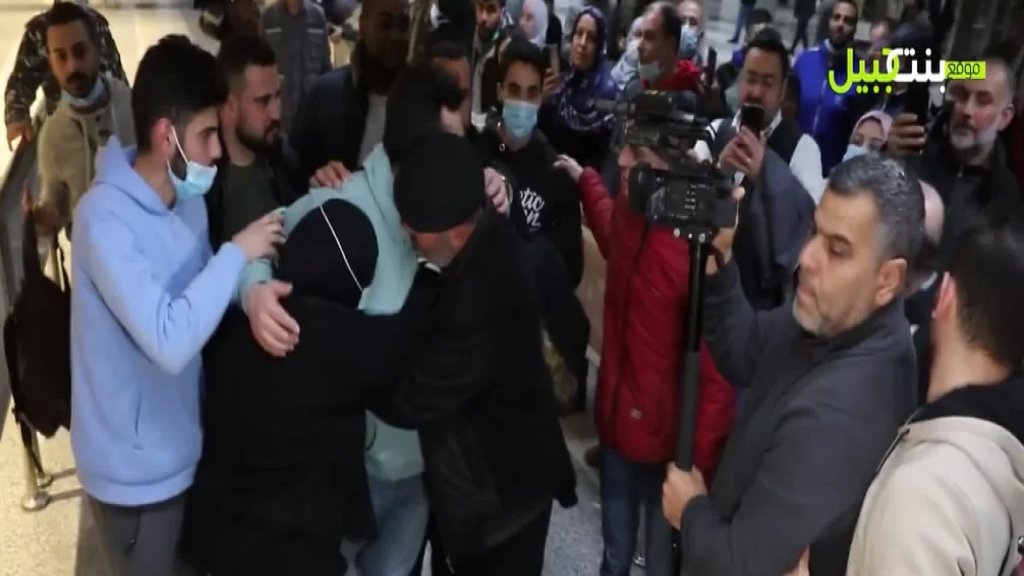 بالفيديو/ في مطار بيروت.. عادوا وحملوا بأيديهم شهادات النجاة من رماد الحرب بدلاً من شهادات التخرج! 