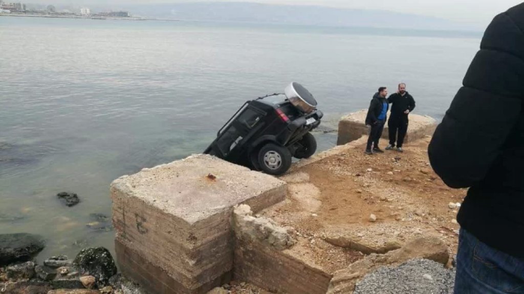 في ميناء طرابلس.. تعطلت دعسة البنزين فسقطت السيارة في البحر!