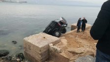 في ميناء طرابلس.. تعطلت دعسة البنزين فسقطت السيارة في البحر!