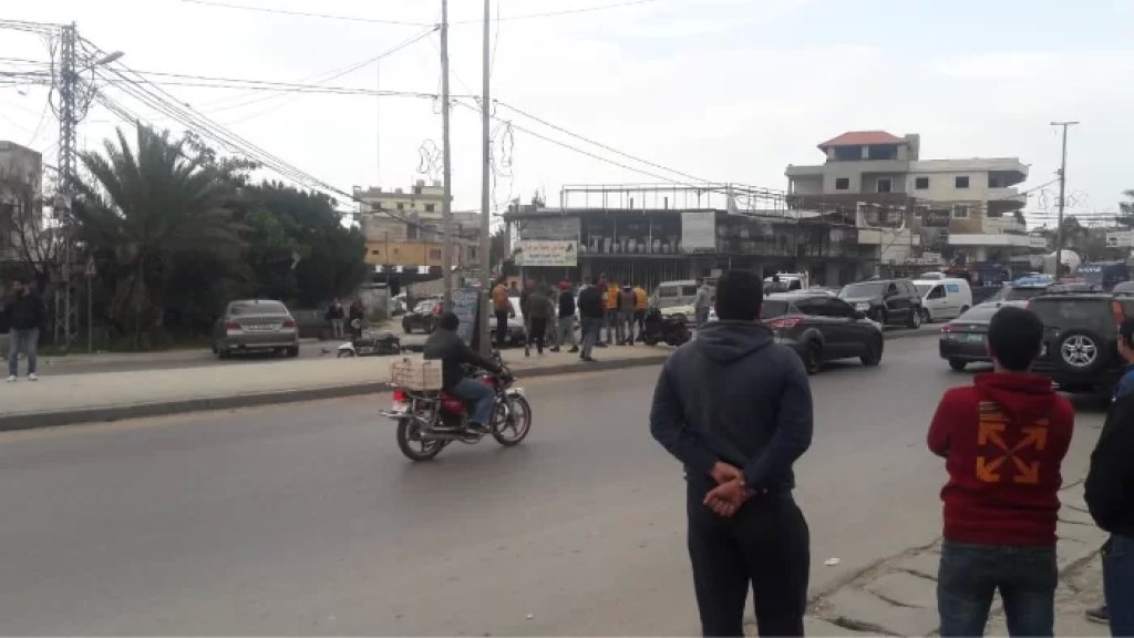 قطع أوتوستراد المنية إحتجاجاً على إغلاق المحطات أبوابها