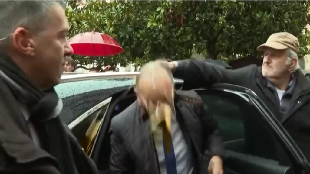 بالفيديو/ مرشح الرئاسة الفرنسية إريك زمور تلقى بيضة على رأسه من قبل مسن سبعيني جنوبي البلاد