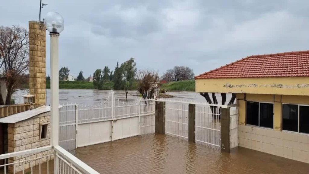 بالصور/ بسبب العاصفة.. ارتفاع منسوب مياه النهر الكبير  والمواطنون محاصرون