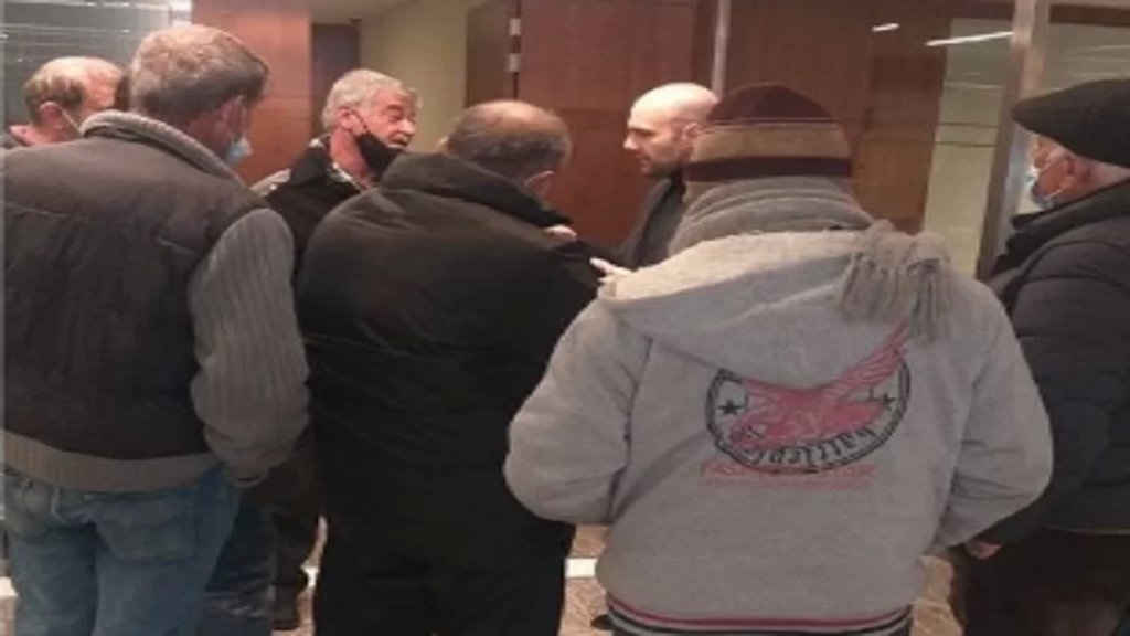 رافضين قبض 60% من المساعدة الاجتماعية وتحويل الباقي إلى بطاقة مصرفية.. اعتصام لموظفي الادارات العامة أمام مصارف النبطية!