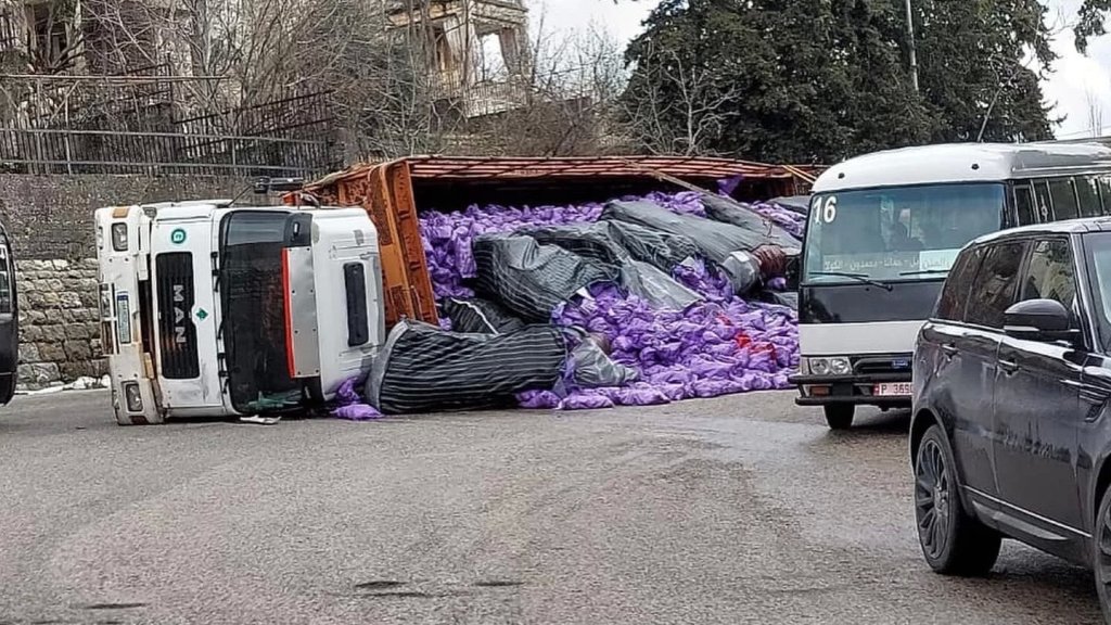 بالصور/  انقلاب شاحنة على طريق عاليه نزولا باتجاه بيروت